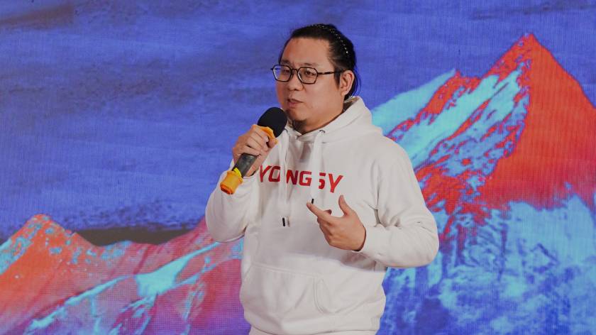 雍熙团队在蓝色舞台上分享专业经验